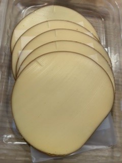 Rookkaas gesneden